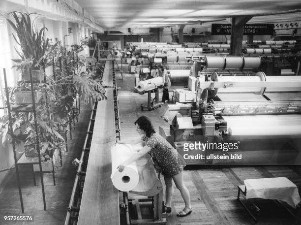 Die Textilarbeiterinnen in einem Textilbetrieb des VEB Lautex, aufgenommen 1974. Am wurde der VEB Oberlausitzer Textilbetrieb Lautex aus mehreren...