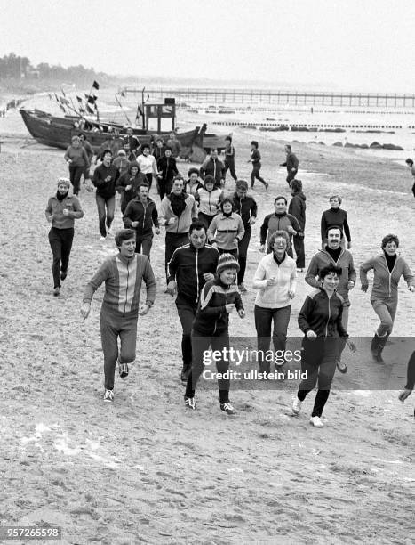 Bei einem zünftigen Lauf am winterlichen Ostseestrand des Seebades Zingst wird der Kreislauf der Kurpatienten in Schwung gebracht, aufgenommen am ....