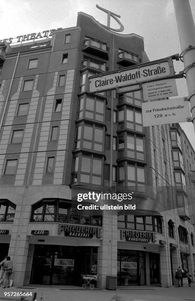 Blick auf ein Wohn- und Geschäftshaus an der Friedrichstraße Ecke Claire-Waldoff-Straße, im Erdgeschoß Café und Bäckerei Friederike, aufgenommen...