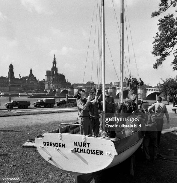 Zum V. Kongreß der DDR-Jugendorganisation Gesellschaft für Sport und Technik vom 14.-16.9.1972 in Dresden zeigen Jugendliche der Sektion Seesport am...