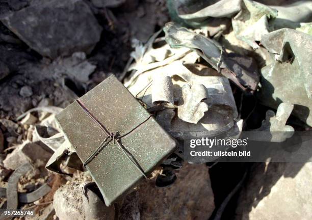 Blick auf das am im Schutt an der Ruine der Frauenkirche in Dresden gefundene Turmkreuz mit Kugel und Inhalt. Nach der aufwendigen Registrierung und...