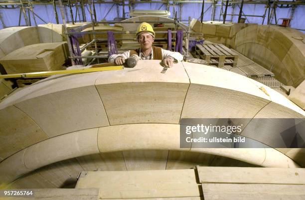 Acht Jahre baute der Maurerpolier Tobis Lochmann - hier im März 2004 an einem Sandsteinbogen - mit beim Wiederaufbau der Frauenkirche in Dresden. Er...