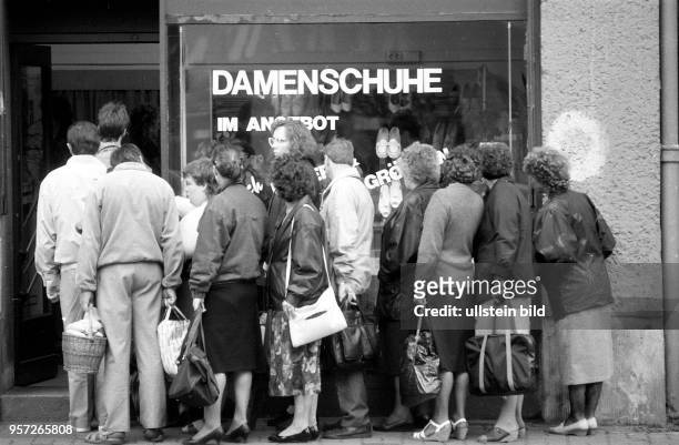Billiger Ausverkauf von Ost-Produkten vor der Währungsumstellung in der DDR im Juni 1990. Mit der Einführung der D-Mark als Zahlungsmittel am 1. Juli...
