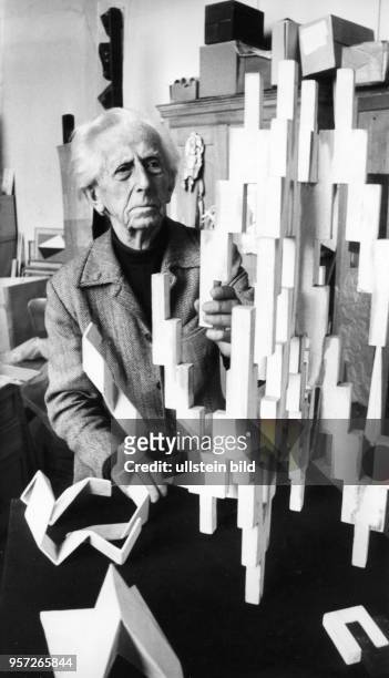 Der bedeutende konstruktivistische Maler und Grafiker Hermann Glöckner ist auch an seinem 95. Geburtstag am in seinem Atelier, aufgenommen am . Er...