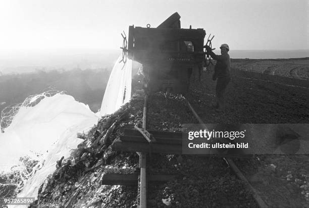 Die mit einer Schlackenbahn transportierte Schlacke wird auf der Halde der August-Bebel-Hütte Helbra abgegossen, aufgenommen am . In der zum Mansfeld...