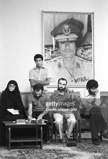Ausländische Journalisten sitzen unter dem Bildnis von Revolutionsführer Oberst Muammar Abu Minyar al-Gaddafi während eines Pressegesprächs im...