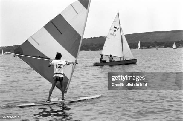 Ein beliebtes Ausflugsziel ist der Süße See bei Seeburg im Mansfelder Land. Hier ein Windsurfer und ein Paar in einem Segelboot auf dem Salzsee,...