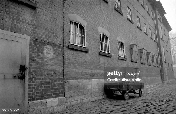 Das "Jugendhaus" Ichtershausen im Bezirk Erfurt im Dezember 1989. Seit 1953 waren in dem ehemaligen Gefängnis männliche Jugendliche im Alter von 14...