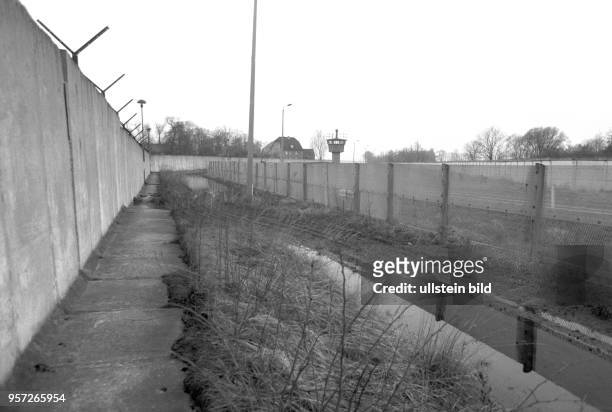 Betonmauer, ein Wassergraben, Metallgitterzaun und ein Beobachtungsturm der DDR-Grenztruppen an der innerdeutschen Grenze zwischen Sachsen-Anhalt und...