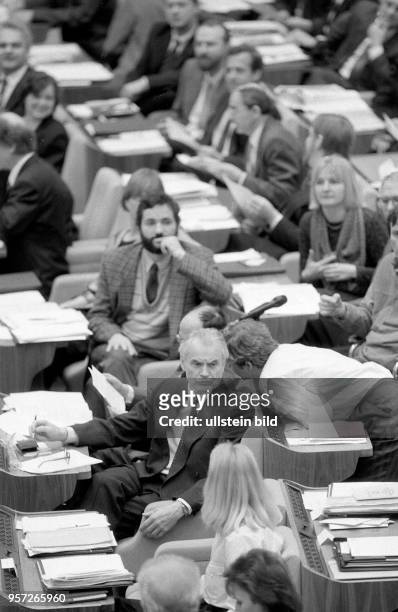 Blick auf die Abgeordneten während einer Tagung der DDR-Volkskammer im Februar 1990 im Palast der Republik. Hans Modrow von der SED-PDS, der am 13....