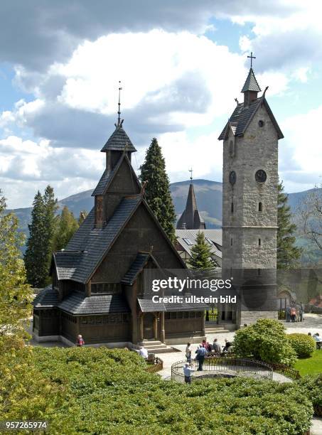 Blick am auf die Stabkirche Wang im polnischen Karpacz im Riesengebirge. Die mittelalterliche Holzkirche wurde im 12. Jahrhundert im norwegischen...