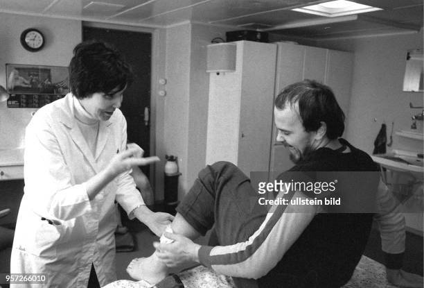 Rostock / Fischfang / Hochseefischerei / August 1977 / Medizinische Betreuung im Hospital des Transport-und Verarbeitungsschiffes "Junge Welt". Neben...