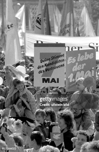 Demonstranten laufen mit Transparenten mit der Aufschrift "Deine Stimme den Kandidaten des Vertrauens - 7. Mai" und "Es lebe der 1. Mai" bei der...