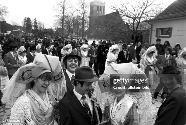 Junge Paare feiern bei kaltem Winterwetter die niedersorbische Fastnacht, genannt Zapust, am im Spreewaldort Werben . Höhepunkt des früher eine ganze...