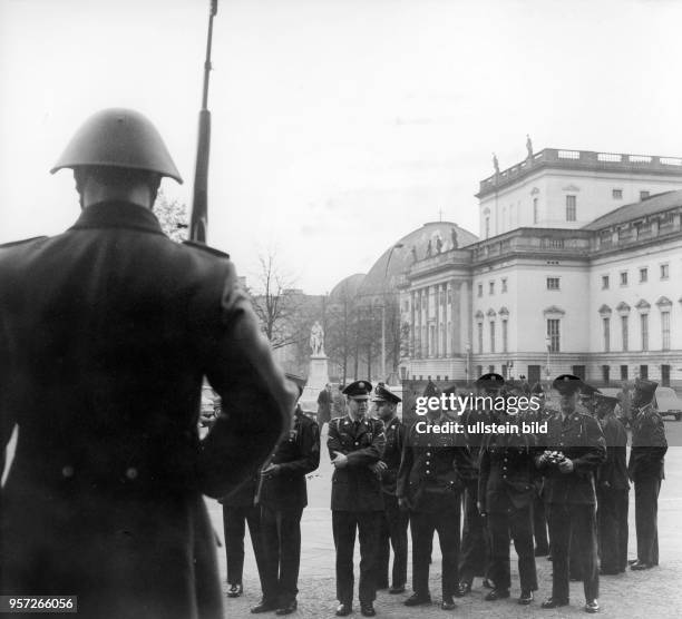 Ein Soldat der Nationalen Volksarmee der DDR, der am Mahnmal für die Opfer des Faschismus und Militarismus an der Straße Unter den Linden in Berlin...