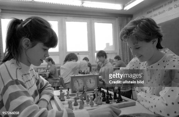 Kinder beim Schachspielen in der Schule im Schachdorf Ströbeck - hier wird Schach an der Schule unterrichtet, aufgenommen 1988.