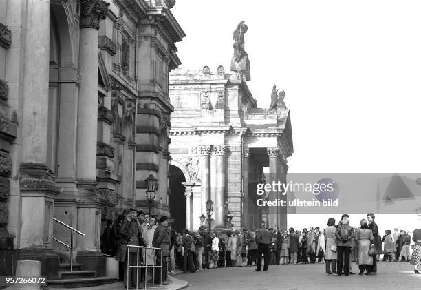 Anlässlich der IX. Kunstausstellung der DDR in Dresden stehen die Besucher vor dem Albertinum auf der Brühlschen Terrasse Schlange, aufgenommen 1982....