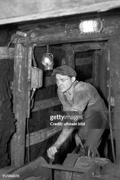 Ein Kumpel im Schacht "Ernst Thälmann" des Tagebau Niemtsch des Braunkohlenwerkes "Franz Mehring" in Brieske bei Schlabendorf beim Streckenvortrieb...