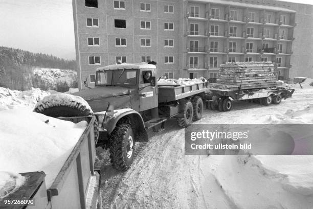 Auf dem tiefverschneiten Ziegenberg in Suhl gehen auch im Winter 1982 die Arbeiten zur Errichtung der neuen Plattensiedlung weiter, undatiertes Foto...