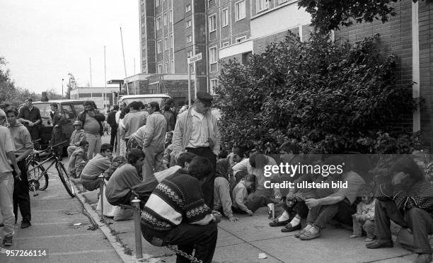 Asylbewerber, vorwiegend Roma- und Sintifamilien, stehen im August 1992 am Eingang zur Zentralen Aufnahmestelle in der Mecklenburger Allee 18 in...