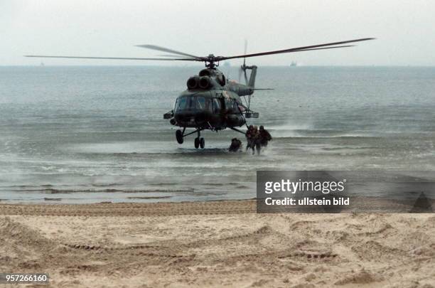 Ein sowjetischer Hubschrauber an der Ostsee-Küste bei einer Seelandung im Rahmen des Großmanöver Waffenbrüderschaft 80, einer Übung der Streitkräfte...