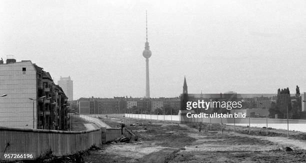 Die Berliner Mauer im Mai 1990 zwischen zwischen Prenzlauer Berg im Osten und Wedding im Westen. Das Bauwerk hat inzwischen seine Funktion verloren...