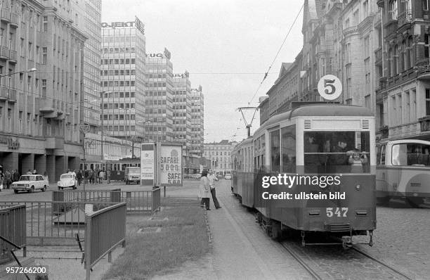 Straßenszene in der Altstadt von Posen, aufgenommen 1975. Die Straßenbahn der Linie 5 fährt durch die Altstadt von Posen in Richtung "Haus des...