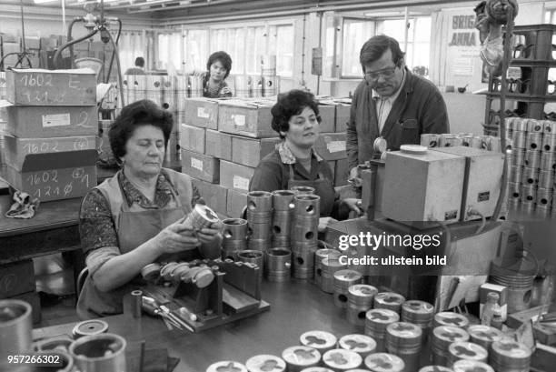 Arbeiterinnen bei der Arbeit an Gussteilen an einem Arbeitsplatz im VEB Grauguss- und Kolbenwerke Harzgerode, aufgenommen im Januar 1986. Der...