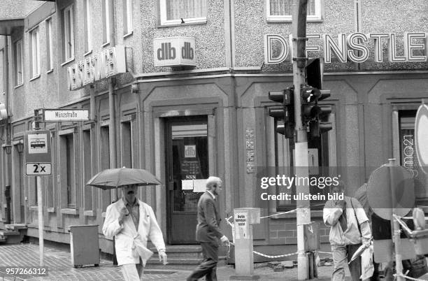 Eine Geschäfststelle des Dienstleistungsbetriebs Berlin in der Münzstrasse in Ostberlin. Zettel an der Eingangstür informieren zum künftigen Betrieb....