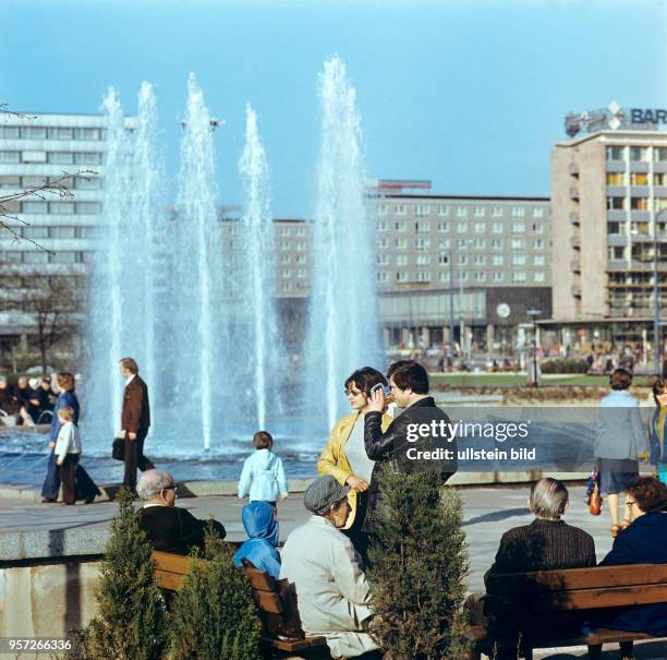 Springbrunnen im Stadtzentrum von Karl-Marx-Stadt an der Straße der Nationen, undatiertes Foto von 1977.