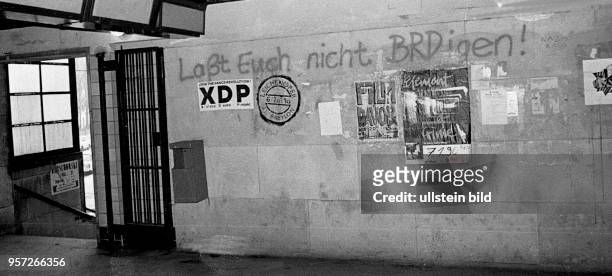 Kritische Gedanken zur bevorstehenden Wiedervereinigung Deutschlands im U-Bahnhof Eberswalder Straße, aufgenommen 1990.