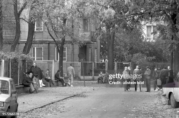 Menschen aus der DDR stehen auf der Straße in der Nähe der Botschaft der Bundesrepublik Deutschland in Warschau, undatiertes Foto vom Oktober 1989....