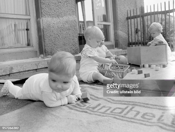Kleinkinder beim Spielen und Krabbeln in einer Kinderkrippe in Berlin-Treptow, aufgenommen im August 1968. Die Kinder erlernen spielend die...