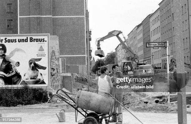 Die Mauer steht im Mai 1990 noch teilweise, wie hier in der Bernauer Straße zwischen dem Westberliner Bezirk Gesundbrunnen und Prenzlauer Berg im...