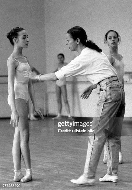 Eine Ballettlehrerin der Palucca Schule in Dresden gibt einer Schülerin Anweisungen für die richtige Haltung, aufgenommen 1989. Die Tanzschule wurde...