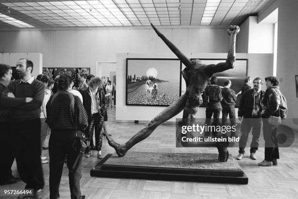 Besucher der X. Kunstausstellung der DDR im Albertinum in Dresden betrachten im Herbst 1987 die Plastik "Jahrhundertschritt" des Malers und...