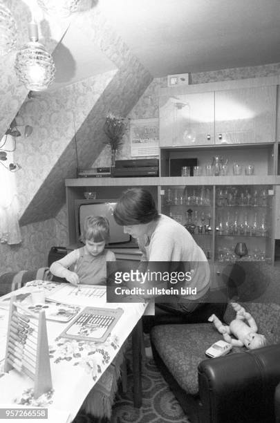 Petra Reinecke schaut ihrer Tochter Antje im heimischen Wohnzimmer beim Malen zu, aufgenommen am in Siersleben. Die junge Mutter arbeitet als...