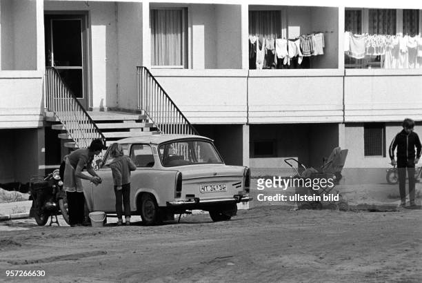 Eine Frau beim Waschen ihres Pkw vom Typ Trabant, aufgenommen im Juni 1983 in der Neubauwohnsiedlung in der Helbraer Straße in der Lutherstadt...
