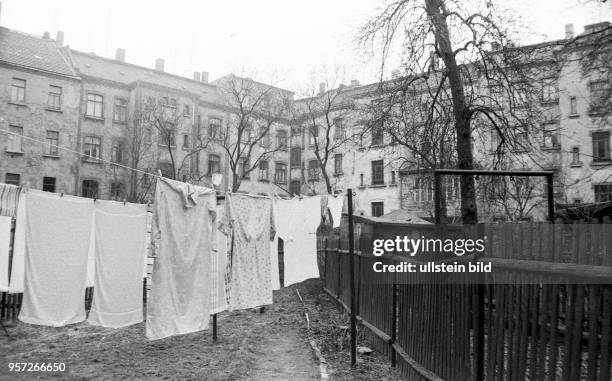Der stark sanierungsbedürftige Stadtteil Connewitz in Leipzig - hier hängt Wäsche zum Trocknen auf einem Hinterhof - ist dem Verfall preisgegeben ,...
