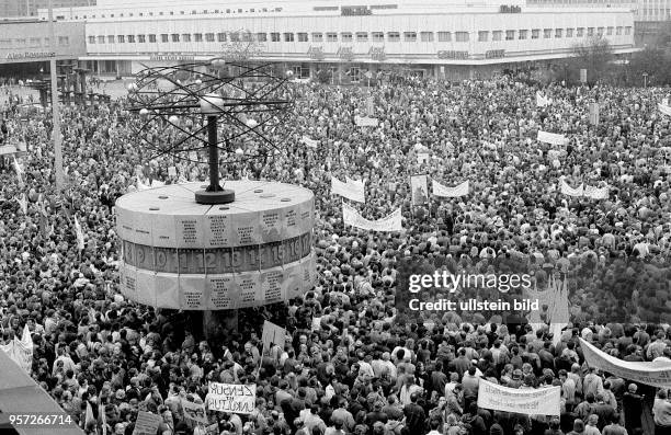 Nahezu eine Million Bürger versammeln sich am auf dem Berliner Alexanderplatz - vorn die Weltzeituhr - und demonstrieren friedlich für Veränderungen...