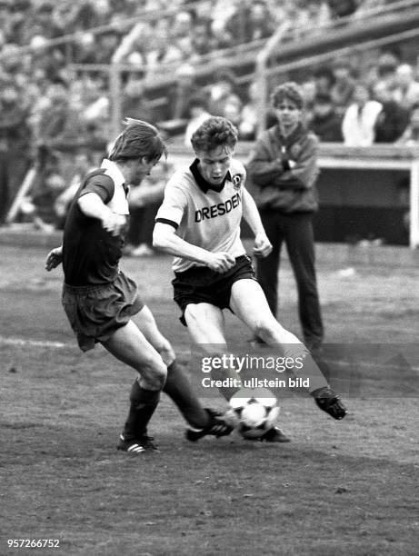 Der Dresdner Stürmer Uwe Jähnig im Zweikampf mit dem Leipziger Lok-Verteidiger Ronald Kreer. Der 1. FC Lok Leipzig gewinnt am im Dresdner...