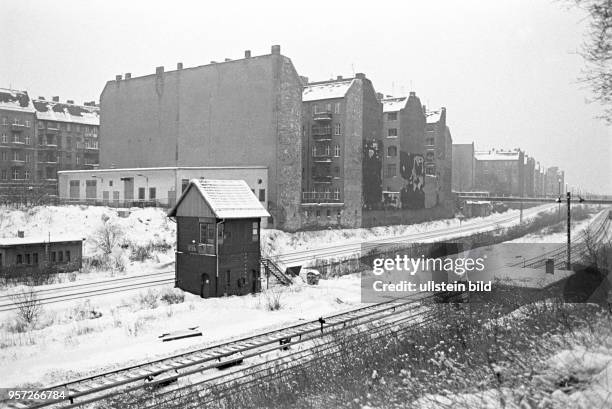 Verschneite Gleisanlagen in Berlin an der S-Bahn zwischen Schönhauser Allee und Prenzlauer Berg im Februar 1979. Extreme Kälte und viel Schnee...
