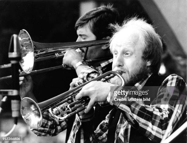 Musiker der Kasseturmband aus Weimar bei einem Auftritt beim 18. Internationalen Dixiland Festival in Dresden 1988. Das jährlich stattfindende...