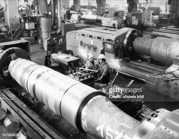 Metallurgische Walzen für Stahl-und Walzwerke werden im Juli 1978 in der Großdreherei des VEB Walzengießerei Coswig bei Dresden produziert. Die...