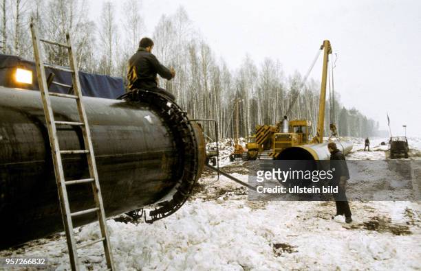Gasrohre werden 1986 in der Sowjetunion im Gebiet Perm im Ural auf der Baustelle der Erdgastrasse aus Russland nach Westeuropa verlegt. Die...