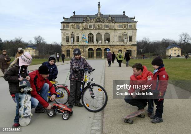 Wochenendausflug zum Großen Garten in Dresden, aufgenommen am . Vor dem Palais im Großen Garten, von Karcher unter dem sächsischen Kurfürsten Johann...