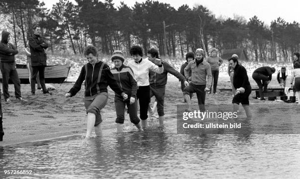 Kurpatienten beim Wassertreten in der Ostsee am winterlichen Ostseestrand des Seebades Zingst, aufgenommen am . Das Wassertreten dient der...