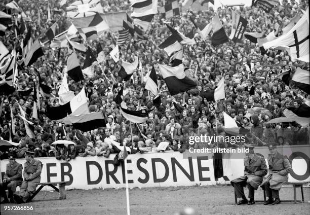 Klubfahnen schwenkende, dicht gedrängte Dresdner Fußballfans auf den Rängen des heimischen Dynamo-Stadions geben der DDR-Fußball-Oberligamannschaft...