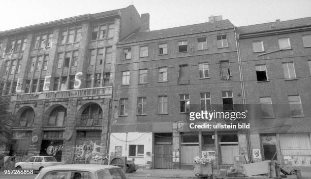 Das Kunsthaus "Tacheles" und angrenzende Altbauten an der Oranienburger Straße in Ostberlin, aufgenommen im Sommer 1990. Der historische...