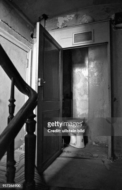Die Tür zu einer Etagen-Toilette in einem alten Mietshaus in der Ackerstraße in Berlin-Mitte steht offen, aufgenommen 1985. Die Kommunale...